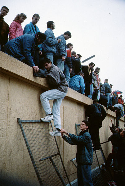 403px Berlin 1989 Fall der Mauer Chute du mur 18