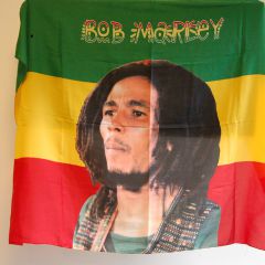 Un drapeau rasta représentant Bob Marley.