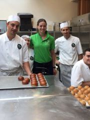 Celine van Till, en vert, lors de sa visite de la boulangerie du Label-fh